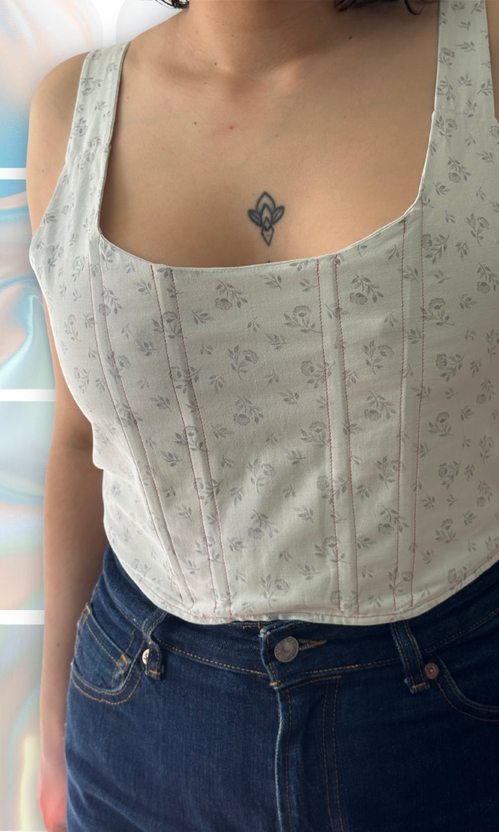 Corset blanc à fleurs bleues
