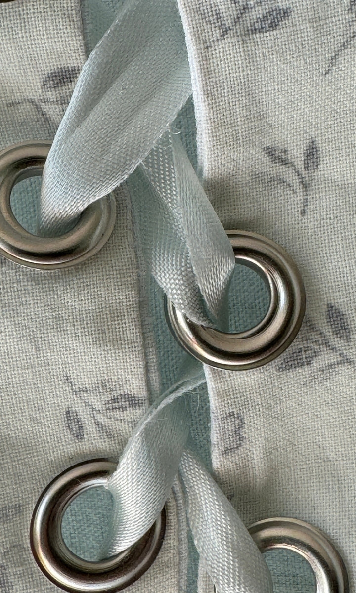 Corset blanc à fleurs bleues