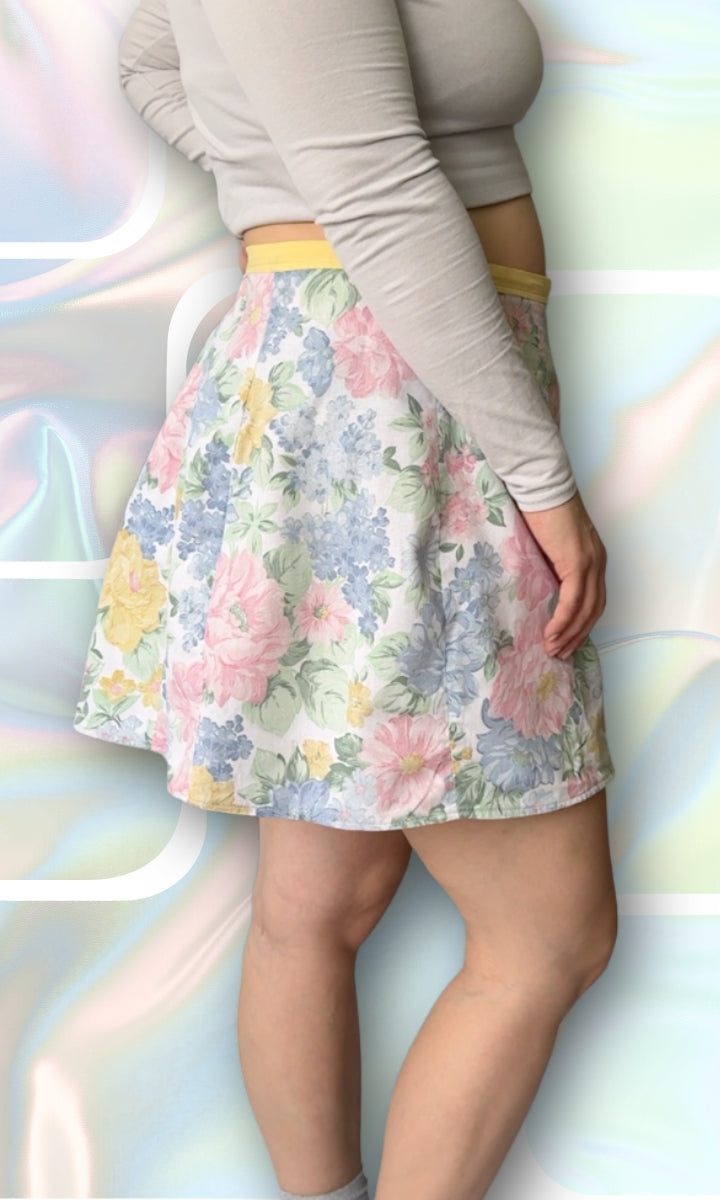 Jupe à fleurs, ceinture jaune