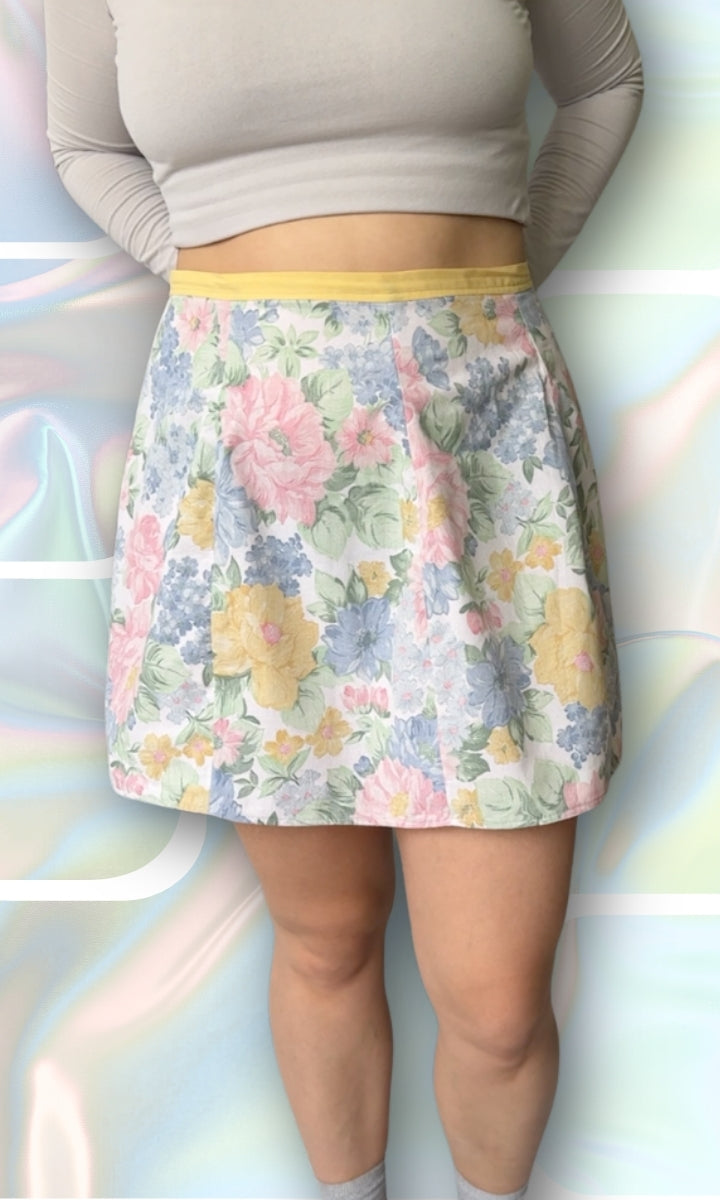 Jupe à fleurs, ceinture jaune