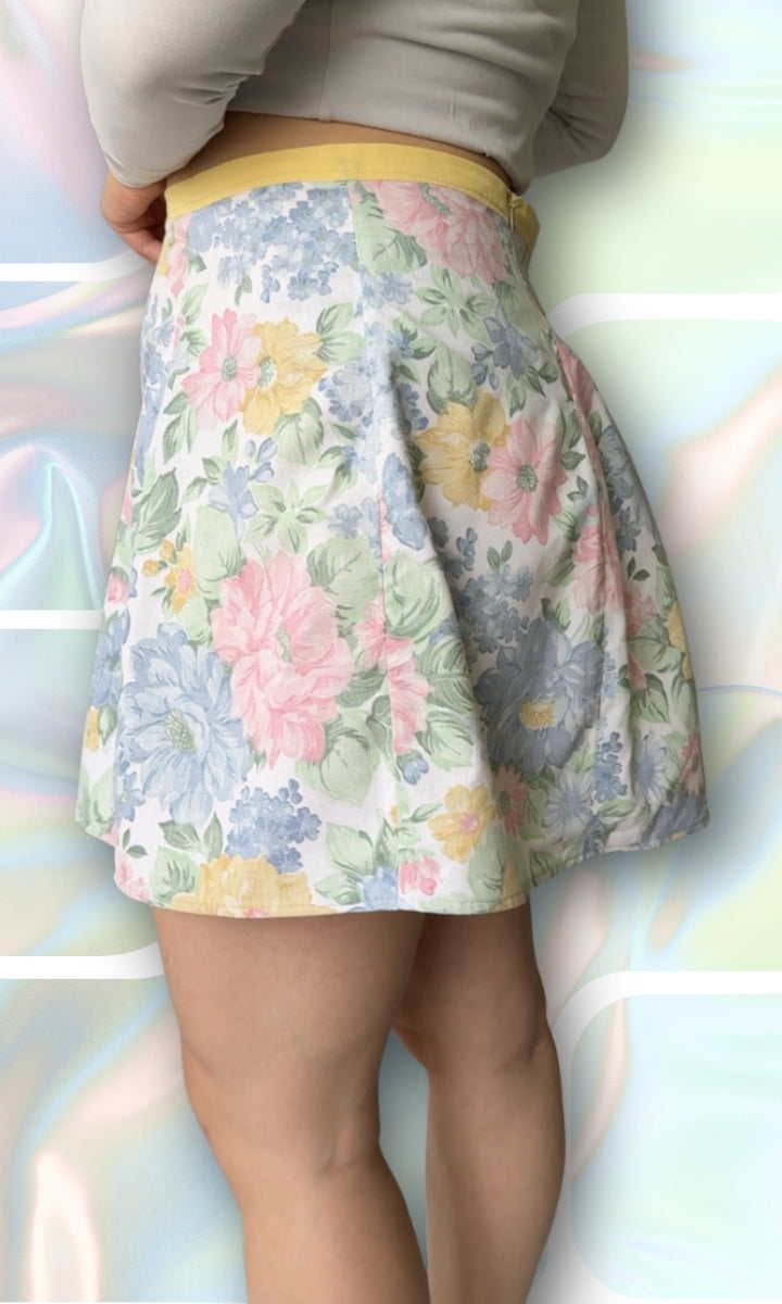 Jupe à fleurs, ceinture jaune